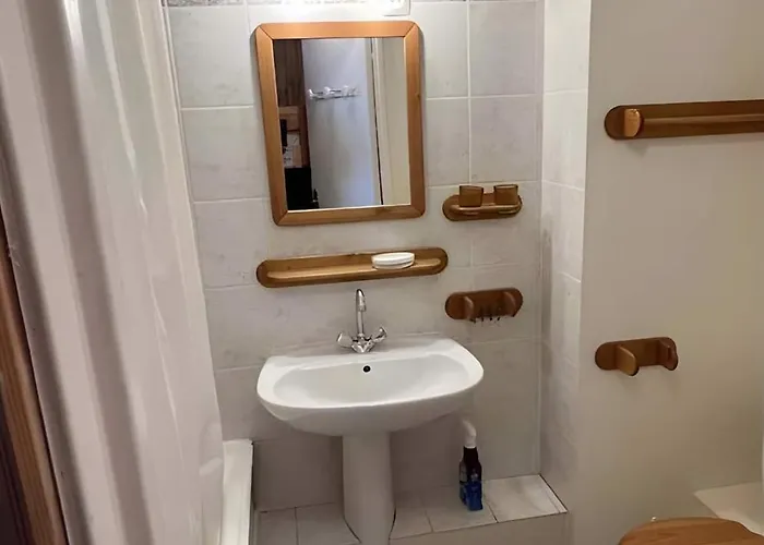 Apartment - Inout - 5 Beds Flat G-7 *